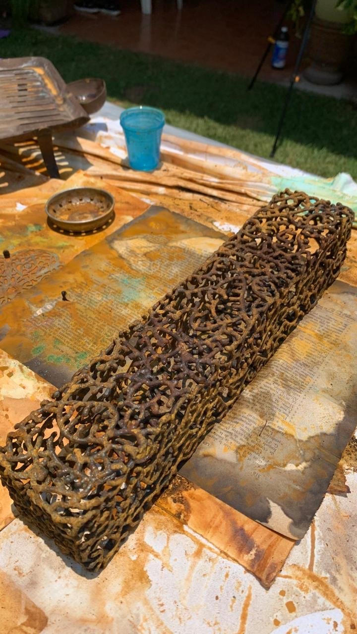 arte objeto: escultura de cadenas oxidadas